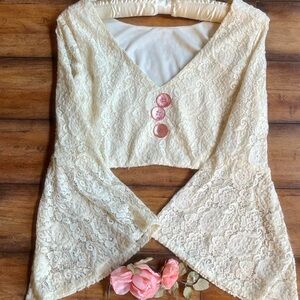 SOLD 70s style lacey angel sleeves reversible crop top 🤍